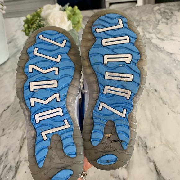 Boys Jordan Sneakers - Picture 5 of 6